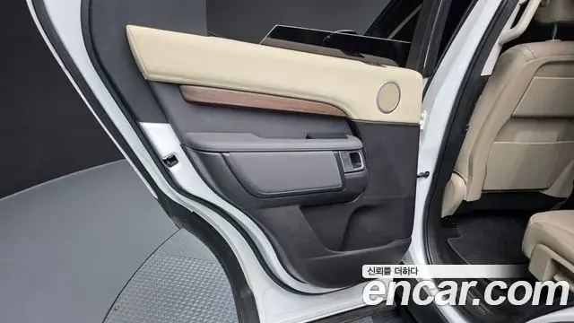 Land Rover Discovery 5 2018 — ფოტო 25/36