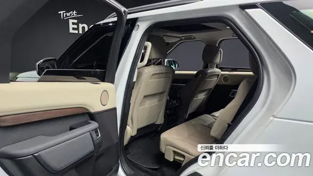 Land Rover Discovery 5 2018 — ფოტო 29/36