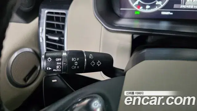 Land Rover Discovery 5 2018 — ფოტო 17/36