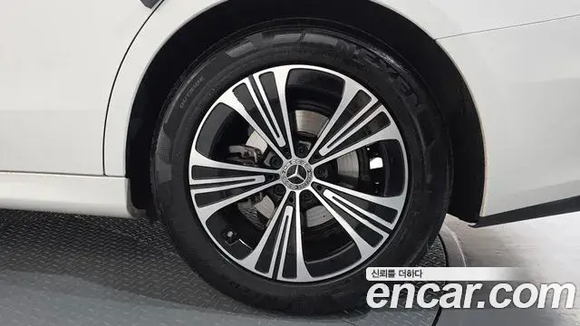 Mercedes-Benz E-Class 2024 — Photo 13/35