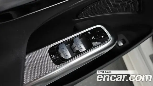 Mercedes-Benz E-Class 2024 — Photo 21/35