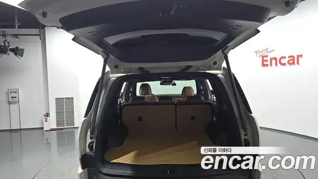 Hyundai Santa Fe 2025 — ფოტო 8/33