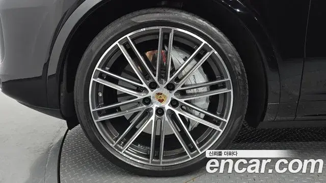 Porsche Cayenne 2023 — ფოტო 19/35