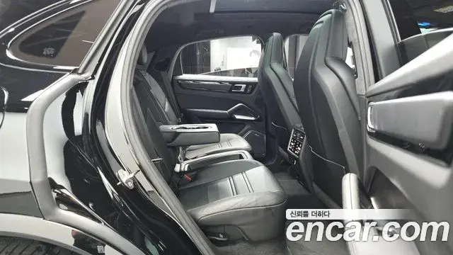 Porsche Cayenne 2023 — ფოტო 8/35
