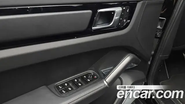 Porsche Cayenne 2023 — ფოტო 30/35