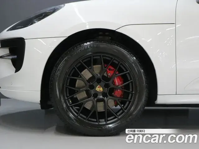 Porsche Macan 2020 — Photo 2/20