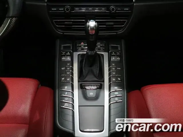 Porsche Macan 2020 — Photo 18/20