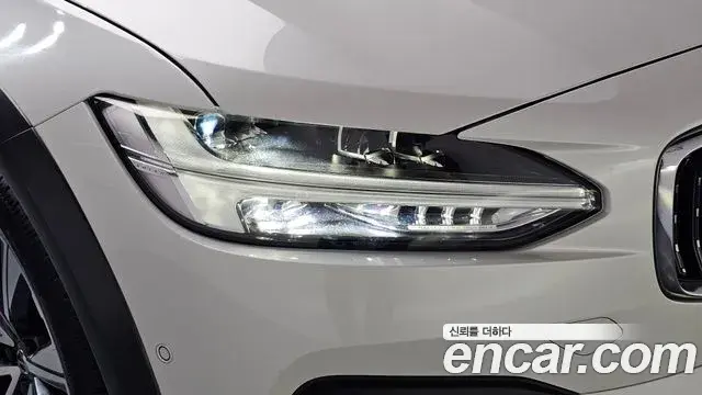 Volvo V90 Cross Country 2021 — Photo 9/37