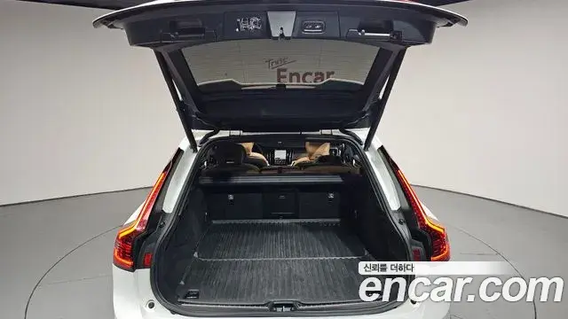 Volvo V90 Cross Country 2021 — Photo 13/37