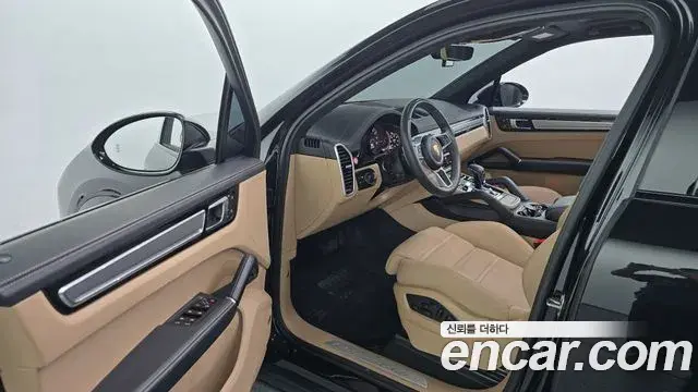Porsche Cayenne 2023 — Photo 16/36