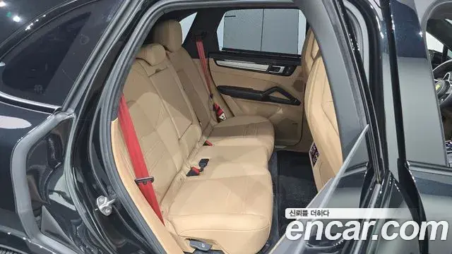Porsche Cayenne 2023 — Photo 27/36