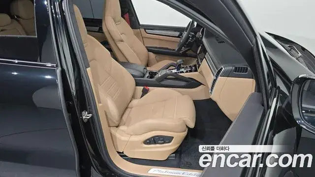 Porsche Cayenne 2023 — Photo 19/36