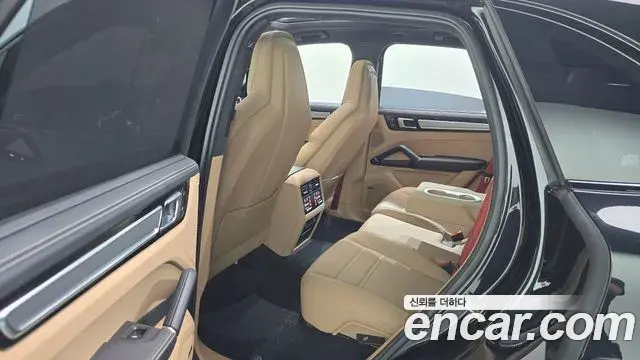 Porsche Cayenne 2023 — Photo 2/36