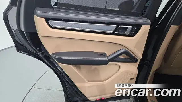 Porsche Cayenne 2023 — Photo 22/36