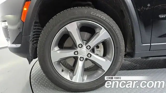 Jeep Grand Cherokee 2023 — ფოტო 15/31