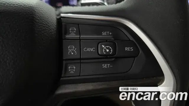 Jeep Grand Cherokee 2023 — ფოტო 13/31