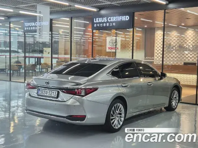 Lexus ES300h 2025 — Photo 2/19