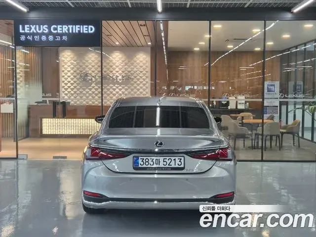 Lexus ES300h 2025 — Photo 8/19