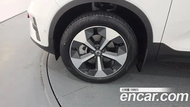 Volvo XC40 2024 — Photo 29/31