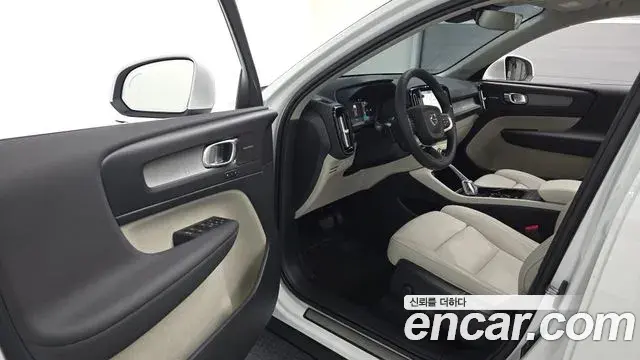 Volvo XC40 2024 — Photo 15/31