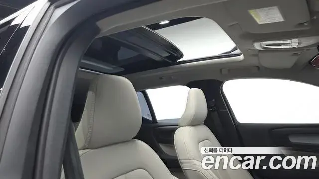 Volvo XC40 2024 — Photo 27/31
