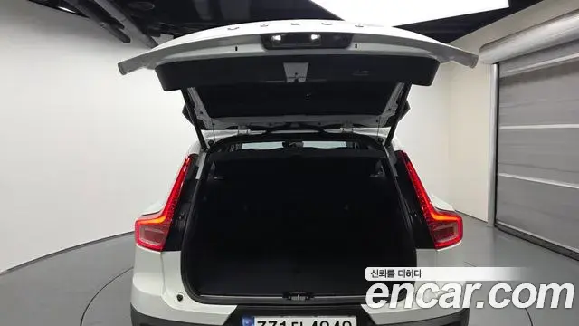 Volvo XC40 2024 — Photo 12/31