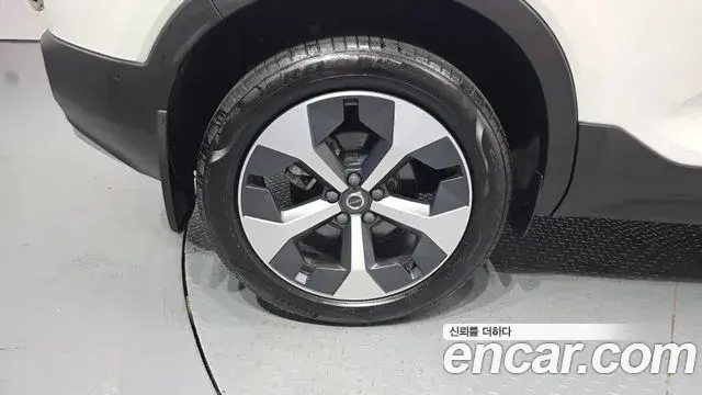 Volvo XC40 2024 — Photo 17/31