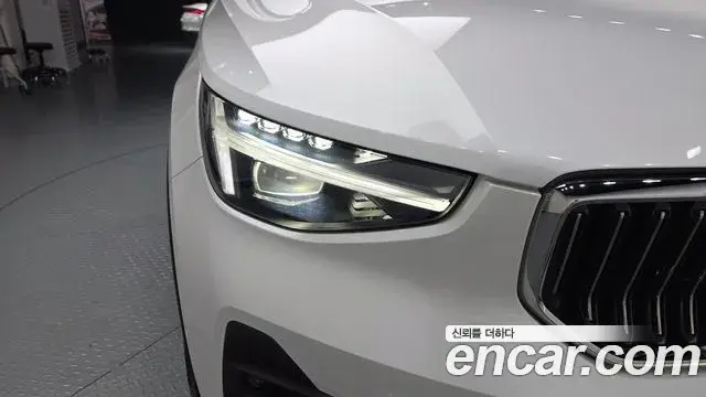 Volvo XC40 2024 — Photo 8/31