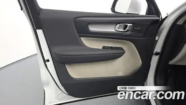 Volvo XC40 2024 — Photo 11/31