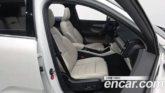 Volvo XC40 2024 — Photo 9/31
