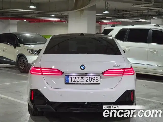 BMW 5 Series 2023 — ფოტო 17/20