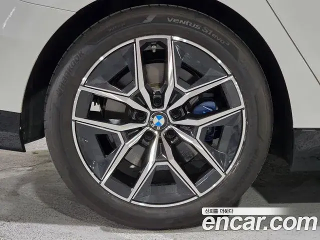 BMW 5 Series 2023 — ფოტო 18/20