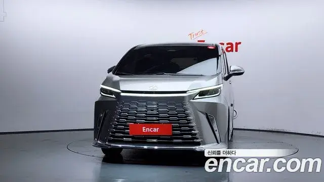 Lexus LM 2025 — Photo 8/35