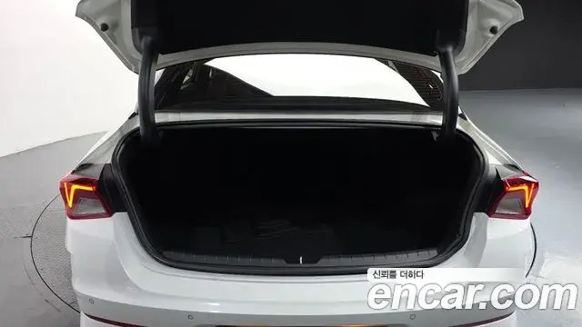 Kia K5 2020 — ფოტო 14/32