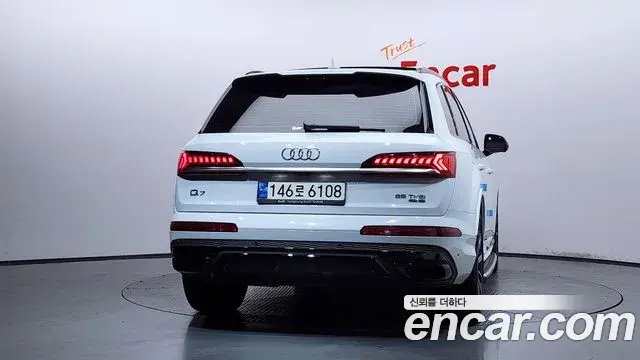 Audi Q7 2021 — Photo 3/35