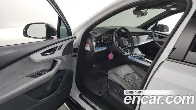 Audi Q7 2021 — Photo 7/35