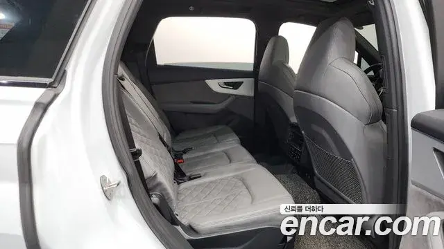 Audi Q7 2021 — Photo 23/35