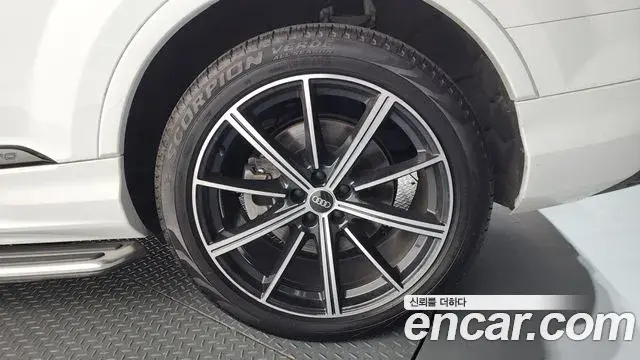 Audi Q7 2021 — Photo 14/35