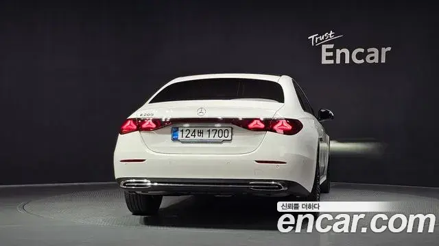 Mercedes-Benz E-Class 2025 — ფოტო 13/35