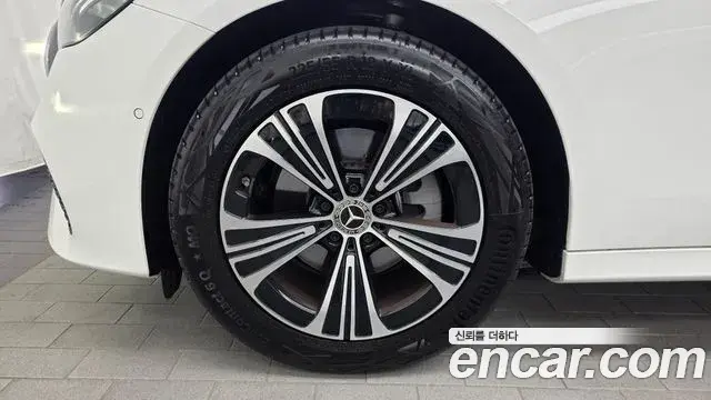 Mercedes-Benz E-Class 2025 — ფოტო 21/35