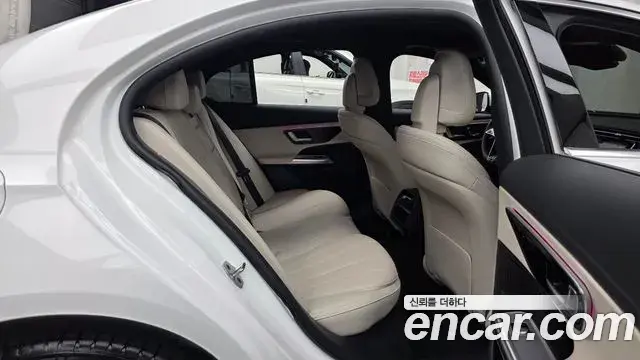 Mercedes-Benz E-Class 2025 — ფოტო 18/35