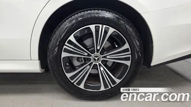 Mercedes-Benz E-Class 2025 — ფოტო 33/35