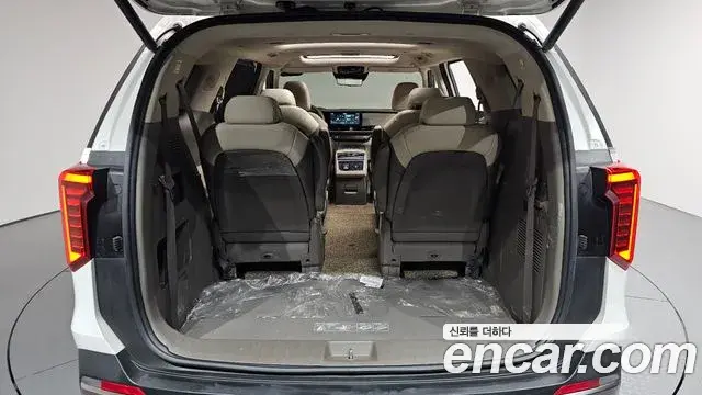 Kia Carnival 2023 — Şəkil 26/38
