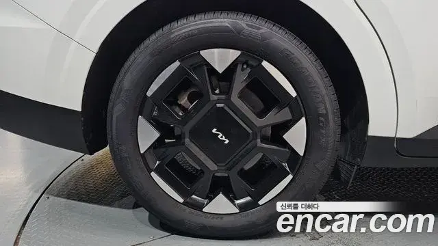 Kia Carnival 2023 — Şəkil 22/38
