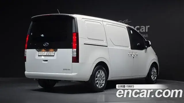 Hyundai Staria 2021 — ფოტო 8/30