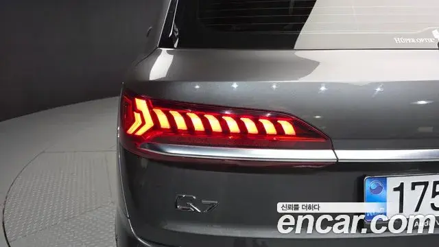 Audi Q7 2020 — Şəkil 19/37