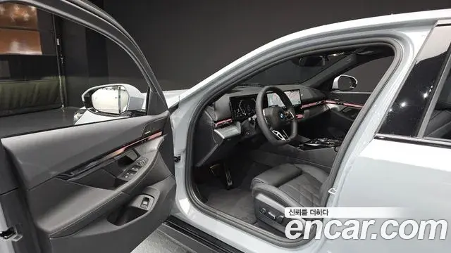 BMW 5 Series 2025 — Фото 10/20