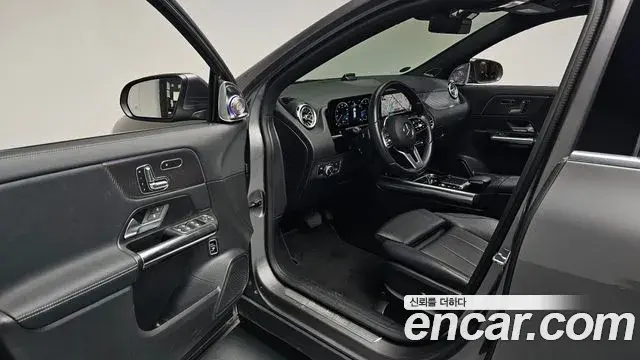 Mercedes-Benz GLA-Class 2021 — Фото 10/20