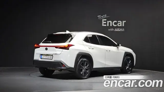Lexus UX250h 2023 — Photo 3/30