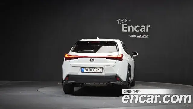 Lexus UX250h 2023 — Photo 21/30